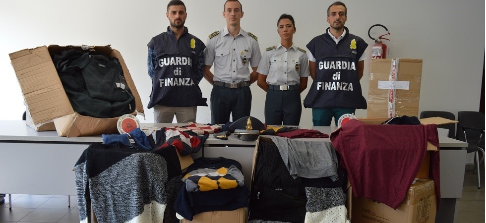 La guardia di finanza confisca mille capi d'abbigliamento contraffatti e li dona alle persone bisognose